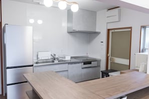 Luksus-villa - 3 soveværelser - ikke-ryger - ved sø | Privat køkken | Køleskab/fryser i fuld størrelse, mikrobølgeovn, ovn, kogeplade