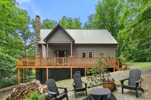 Cozy Chalet w Hot Tub, Loft, Fire Pit & Grill