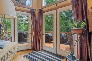 Interior - Cozy Chalet w Hot Tub, Loft, Fire Pit & Grill (Mount Jackson)