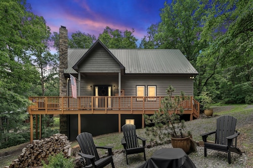 Cozy Chalet w Hot Tub, Loft, Fire Pit & Grill