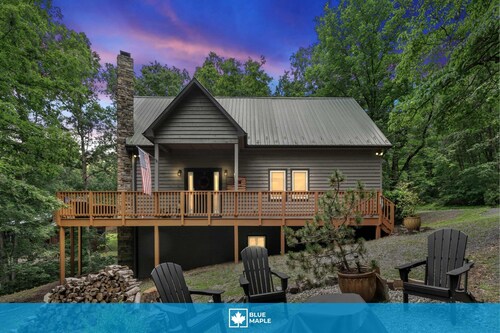 3BR cabin w/ hot tub & outdoor deck