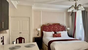 1 slaapkamer, een bureau, een strijkplank/strijkijzer, reisbedje