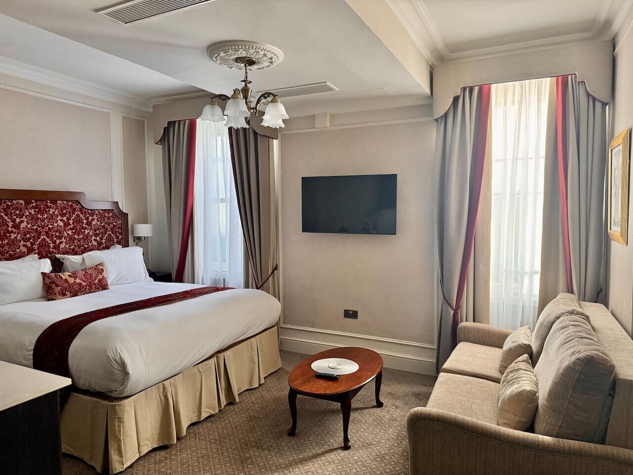 1 slaapkamer, een bureau, een strijkplank/strijkijzer, reisbedje