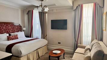 1 slaapkamer, een bureau, een strijkplank/strijkijzer, reisbedje