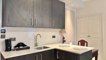 Een koelkast, een magnetron, een oven, een kookplaat