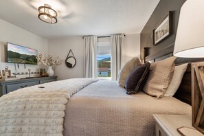 3 bedrooms, free WiFi, bed sheets - Wears Valley Cottage w/ Hot Tub, Game House & Mountain Views | $940 Free Tickets (Sevierville)