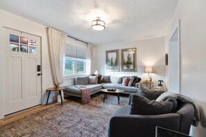 Smart-tv, eldstad och bordsfotboll