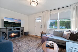 智能電視、壁爐、足球機