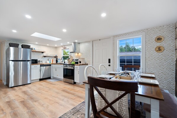 Kylskåp, mikrovågsugn, ugn och spishäll