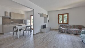 A modern apartment with a kitchen, dining area, and living room. - Bilocale Ida - Goelba (Campo nell'Elba)
