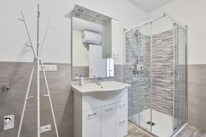 Douche, sèche-cheveux