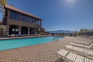 Pool - Unobstructed Views, Hot Tub, Game Room, Arcade, Family Retreat (Sevierville)