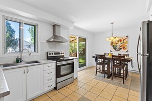 Micro-ondes, four, plaque de cuisson