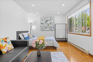 1 bedroom, iron/ironing board, WiFi, bed sheets - Lovely 1Bedroom with Terrace-Near Metro Station (Montréal)