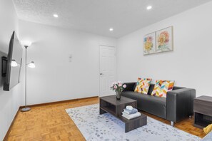 TV - Lovely 1Bedroom with Terrace-Near Metro Station (Montréal)