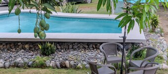 Charming 3-bedroom cottage in Parrita with WiFi, AC