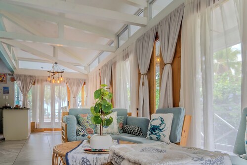 Charming 3-bedroom cottage in Parrita with WiFi, AC