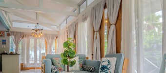 Charming 3-bedroom cottage in Parrita with WiFi, AC