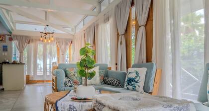 Charming 3-bedroom cottage in Parrita with WiFi, AC