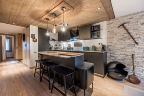 Réfrigérateur, grille-pain, batterie de cuisine, vaisselle et ustensiles