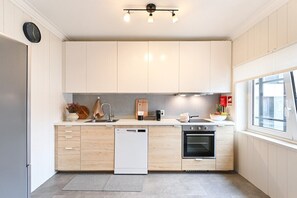 Fridge, microwave, oven, stovetop - Charming Garden Apartment by Sé Apartamentos (Braga)