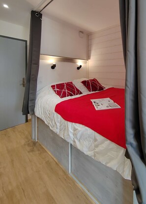 Room - adorable 23m² studio, with east-facing balcony, breathtaking view of the snow-covered mountains... (VAL THORENS)