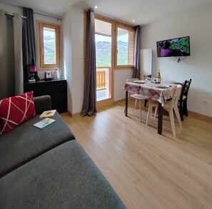 Living area - adorable 23m² studio, with east-facing balcony, breathtaking view of the snow-covered mountains... (VAL THORENS)