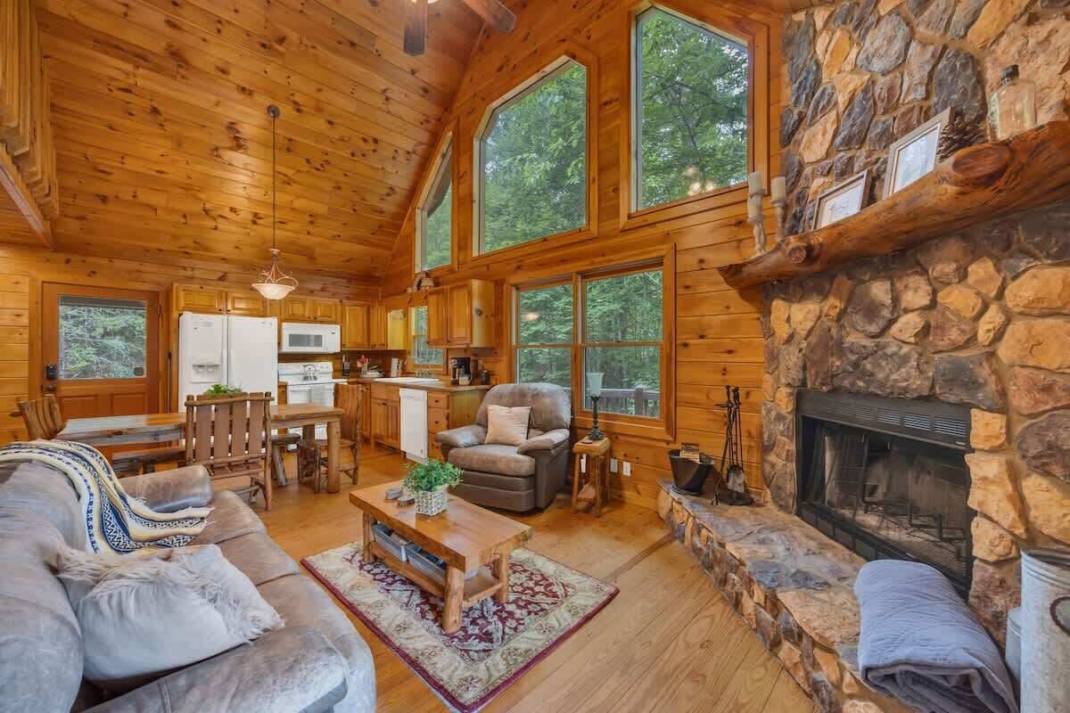 Een televisie, een open haard, een dvd-speler en tafelvoetbal