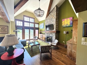 Smart TV, fireplace