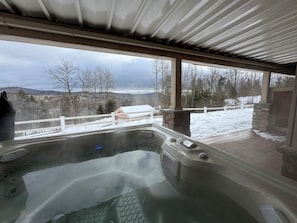 Outdoor spa tub - Trailedge Townhome-Ski on/off, Walk to lodge (Dover)