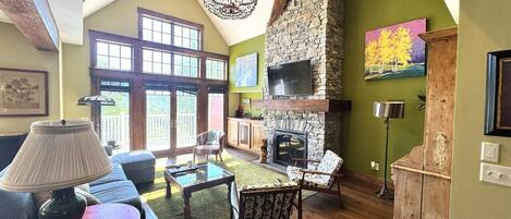 Smart-tv en een open haard