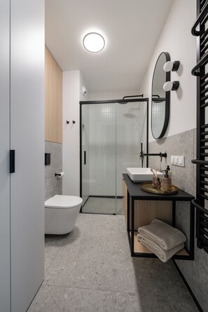 Douche, sèche-cheveux, serviettes fournies, savon