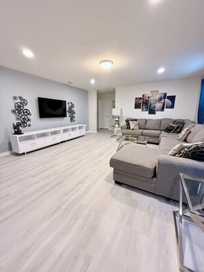 Smart TV - Spacious 6-bedroom house with FREE access to fitness room, water park, and more! (Kissimmee)