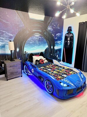 6 bedrooms, iron/ironing board, WiFi, bed sheets