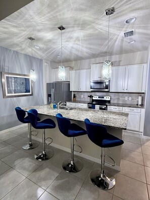 Microwave, oven, stovetop, dishwasher - Spacious 6-bedroom house with FREE access to fitness room, water park, and more! (Kissimmee)