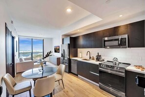 Réfrigérateur, micro-ondes, four, plaque de cuisson