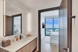 Een strijkplank/strijkijzer, wifi, beddengoed