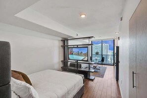 Iron/ironing board, free WiFi, bed sheets - Luxury Skyline Studio Bay and City Views 2304 (Miami)