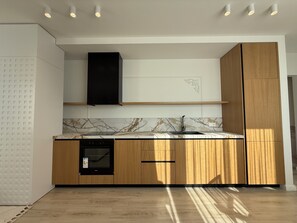 Microondas, horno, placa de cocina