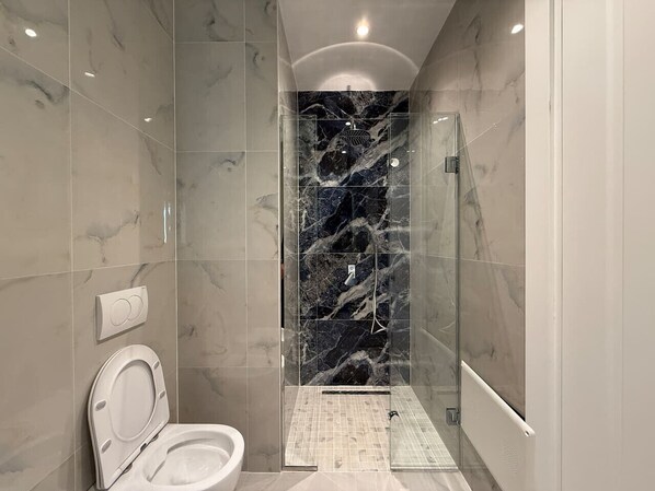 Secadora de cabello, bidet, toallas, jabón 