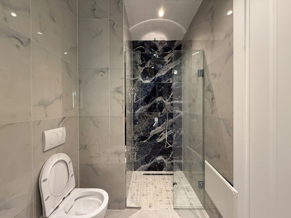 Bidet, asciugamani, sapone, carta igienica