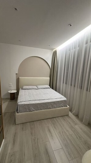 Escritorio, tabla de planchar con plancha, wifi y ropa de cama 