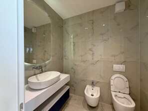 Bidet, asciugamani, sapone, carta igienica