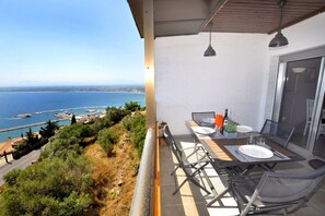 Outdoor dining - Apartment in Roses with Sea & Mountain Views (Rosas / Roses)