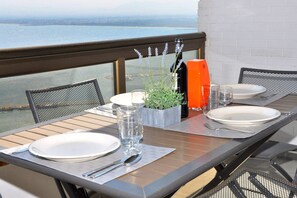 Outdoor dining - Apartment in Roses with Sea & Mountain Views (Rosas / Roses)