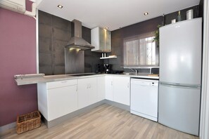 Jääkaappi, mikroaaltouuni, uuni, liesi