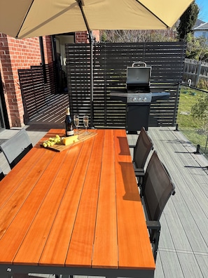 Outdoor dining - Modern SoHo Pad (South Hobart)