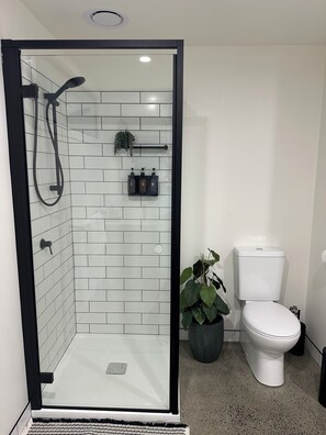 Douche, sĂšche-cheveux, serviettes fournies, savon