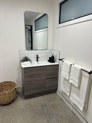 Shower, hair dryer, towels, soap - Modern SoHo Pad (South Hobart)