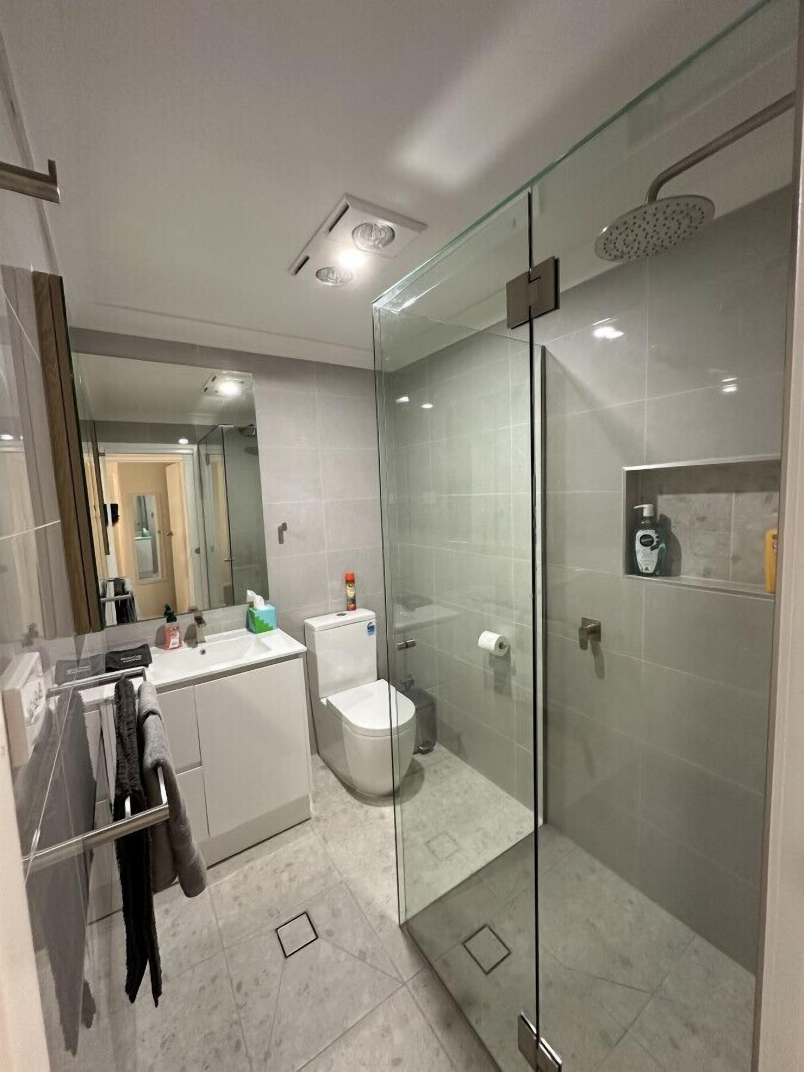 Secador de pelo, toallas